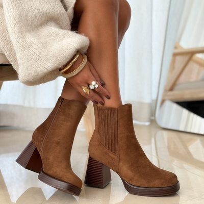 Lena | Elegant camel boots in a timeless design