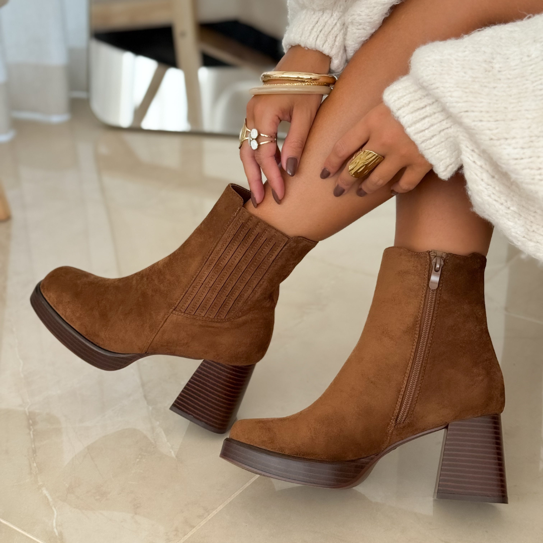 Lena | Elegant camel boots in a timeless design