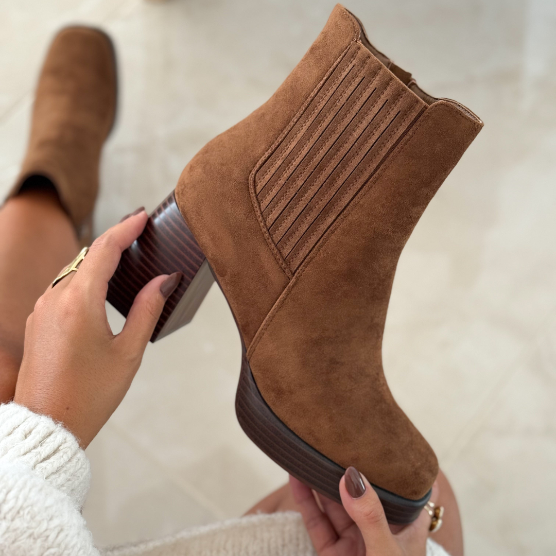 Lena | Elegant camel boots in a timeless design