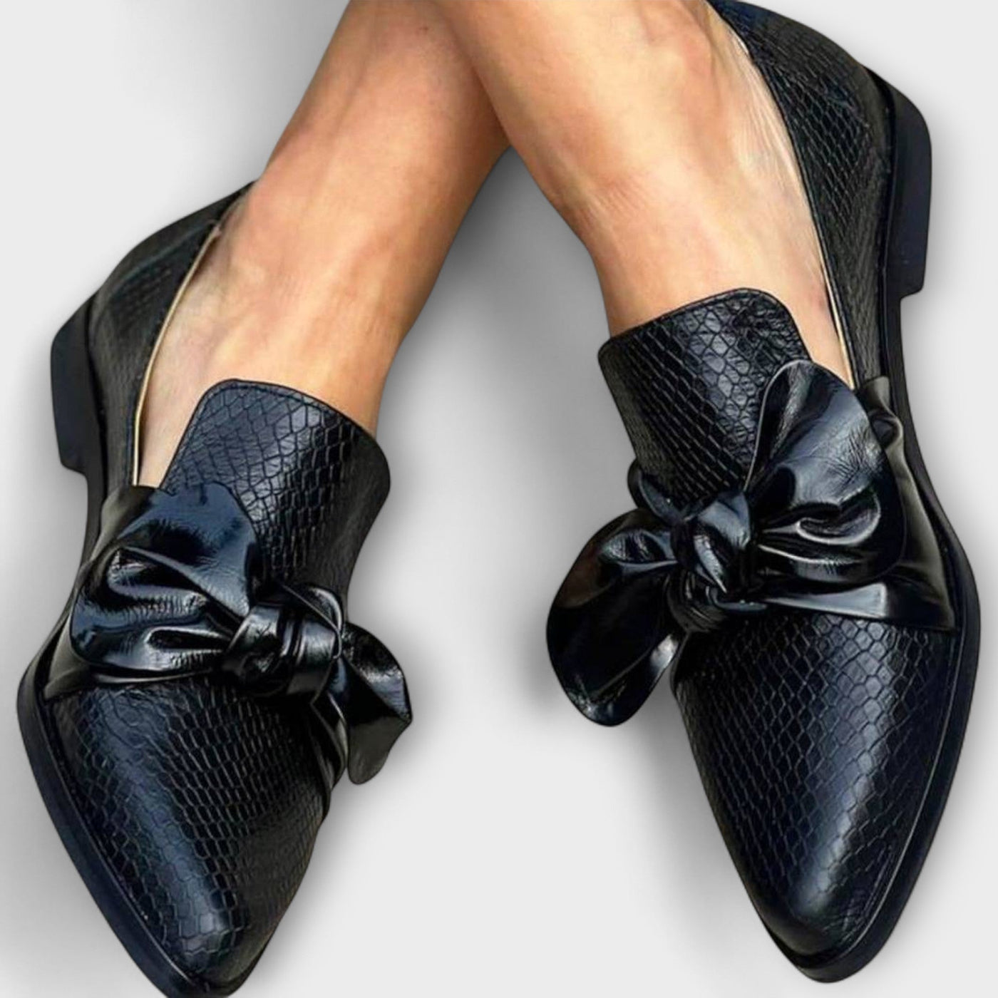 Victoria | Trendy women's loafers with a delicate bow detail