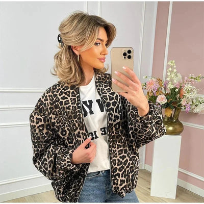 Clara | Trendy bomber jacket in a modern leopard print