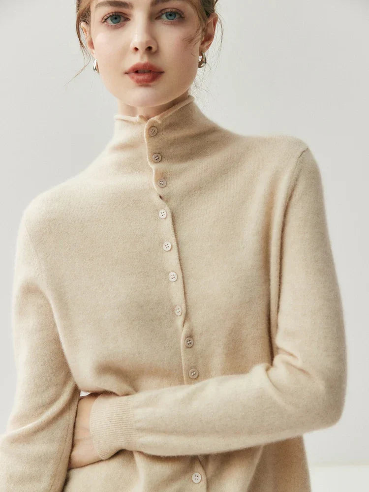 Leonie | Delicate jumper with decorative back edge and buttons