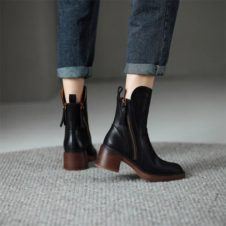 Helena | Elegant leather ankle boots with a modern design
