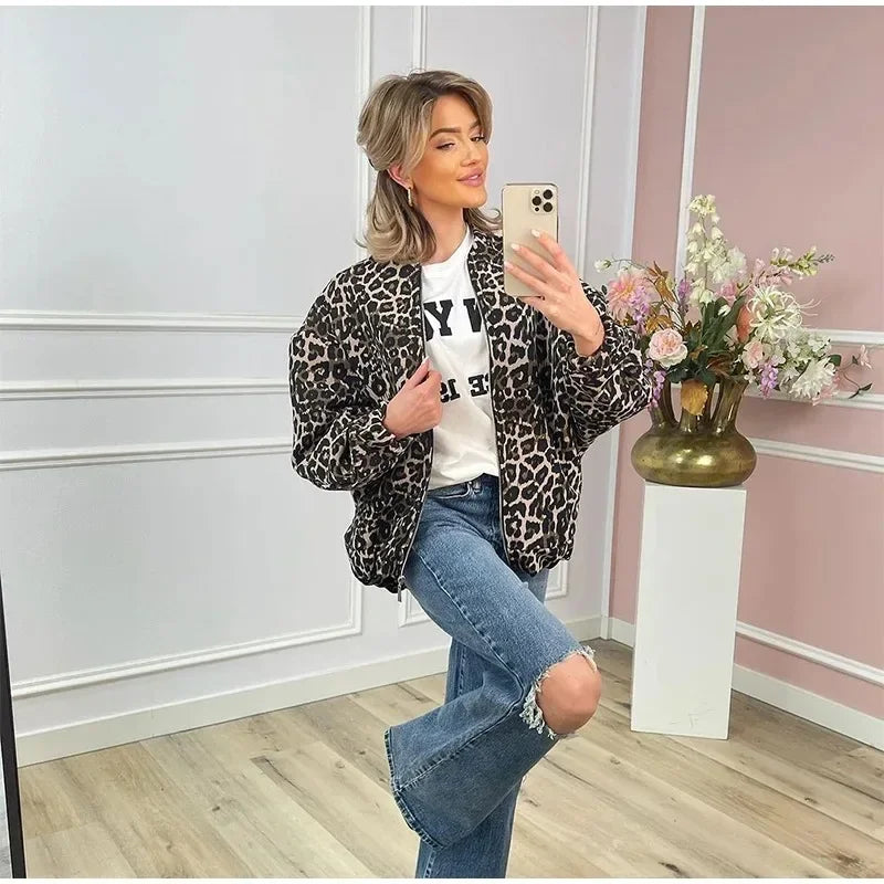 Clara | Trendy bomber jacket in a modern leopard print