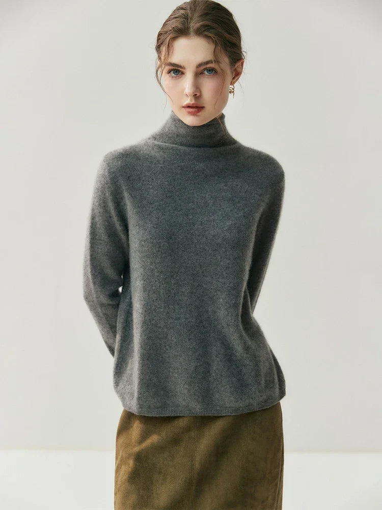 Leonie | Delicate jumper with decorative back edge and buttons