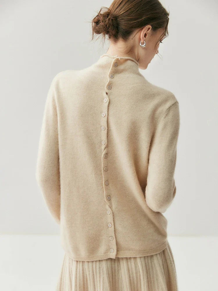 Leonie | Delicate jumper with decorative back edge and buttons