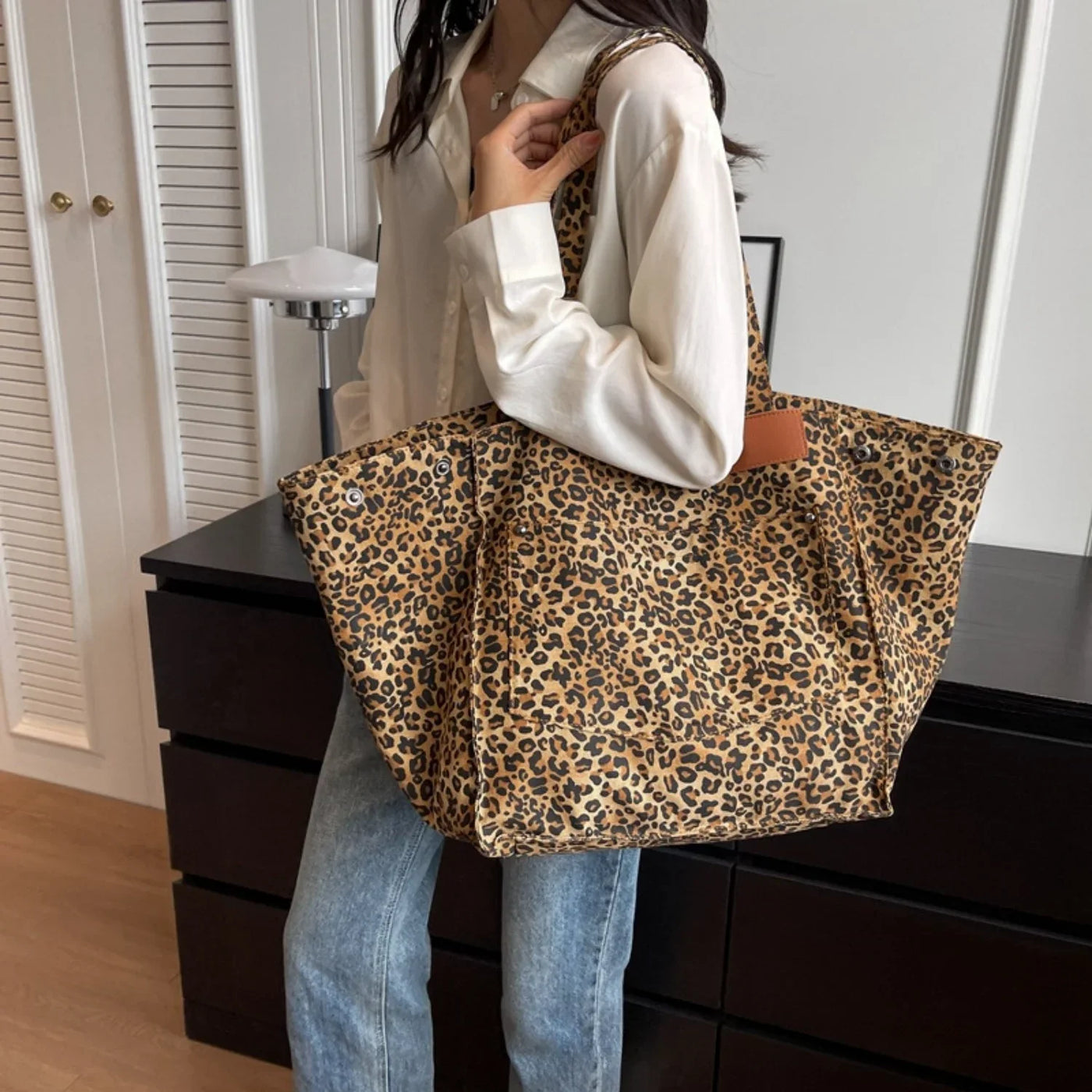 Marlene | Spacious shopper bag in a stylish leopard print