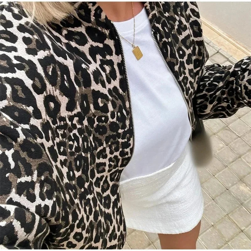 Clara | Trendy bomber jacket in a modern leopard print