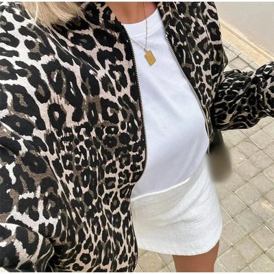 Clara | Trendy bomber jacket in a modern leopard print