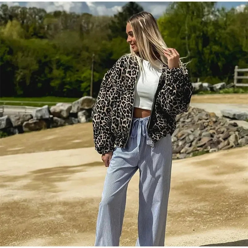 Clara | Trendy bomber jacket in a modern leopard print