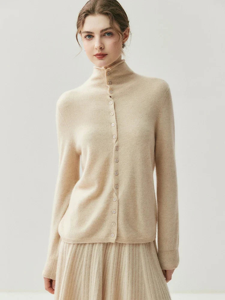 Leonie | Delicate jumper with decorative back edge and buttons