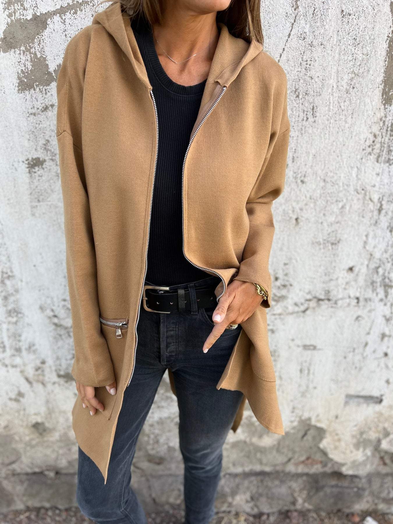 Strong | Hooded jacket with zip and comfort